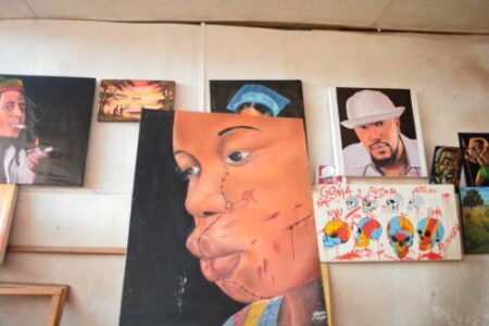 Les plaies représentent la guerre et les points de suture c’est pour dire que l’hémorragie doit cesser, c’est un tableau d’espoir » explique André Miguel