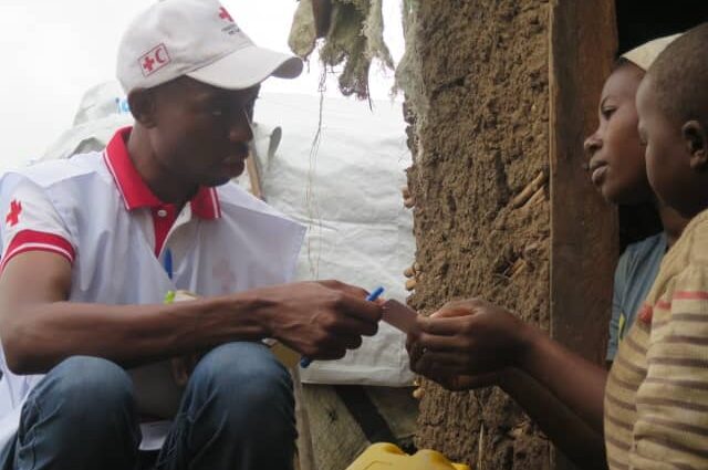 Un volontaire de la Croix Rouge en plein enregistrement des ménages. Crédit photo Benita Atosha CICR