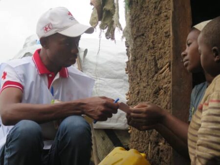 Un volontaire de la Croix Rouge en plein enregistrement des ménages. Crédit photo Benita Atosha CICR