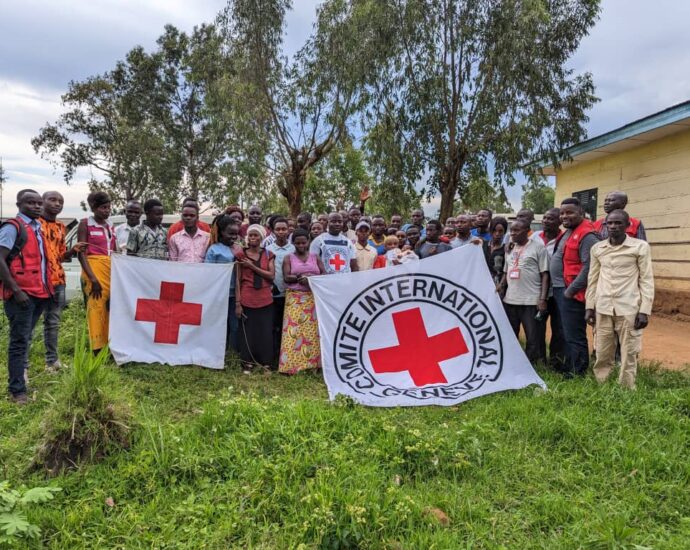 Des volontaires de la coordination de Bahema Boga après un briefing avec le CICR. Crédit photo Benita Atosha CICR