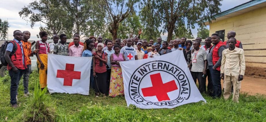 Des volontaires de la coordination de Bahema Boga après un briefing avec le CICR. Crédit photo Benita Atosha CICR