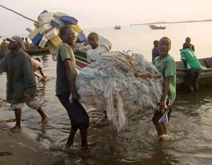 La Pêche ne mobilise plus... Le lac est devenu un lieu de jeu des enfants