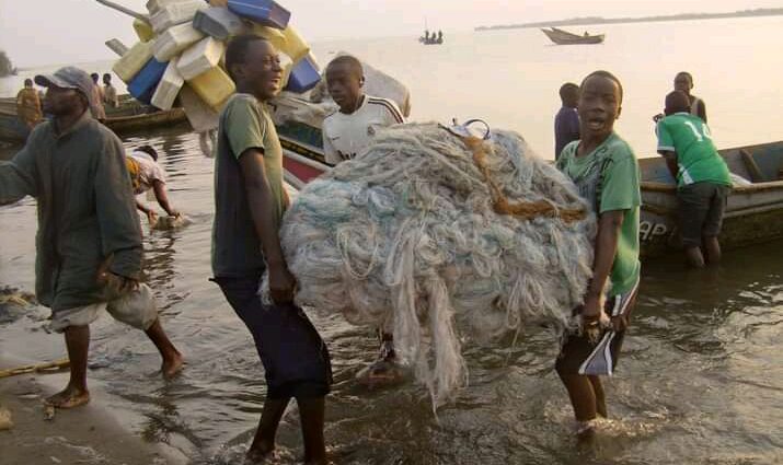 La Pêche ne mobilise plus... Le lac est devenu un lieu de jeu des enfants