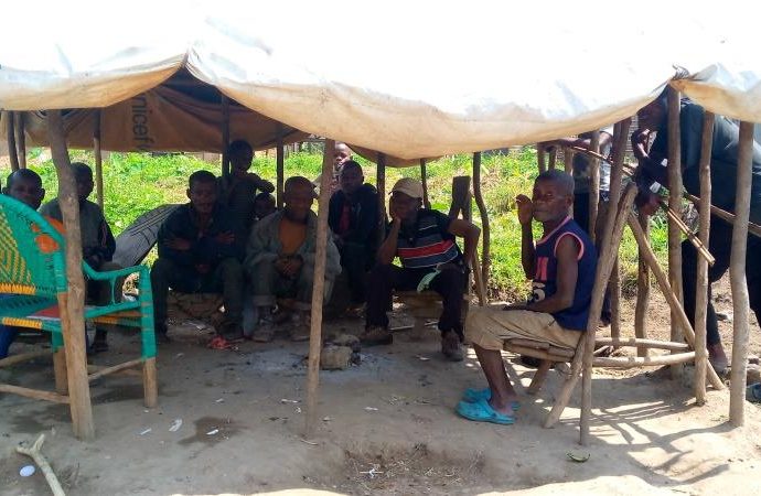 Des pygmées en pleine discussion à Mambasa, en RDC