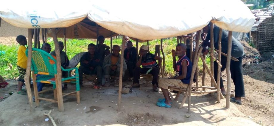 Des pygmées en pleine discussion à Mambasa, en RDC