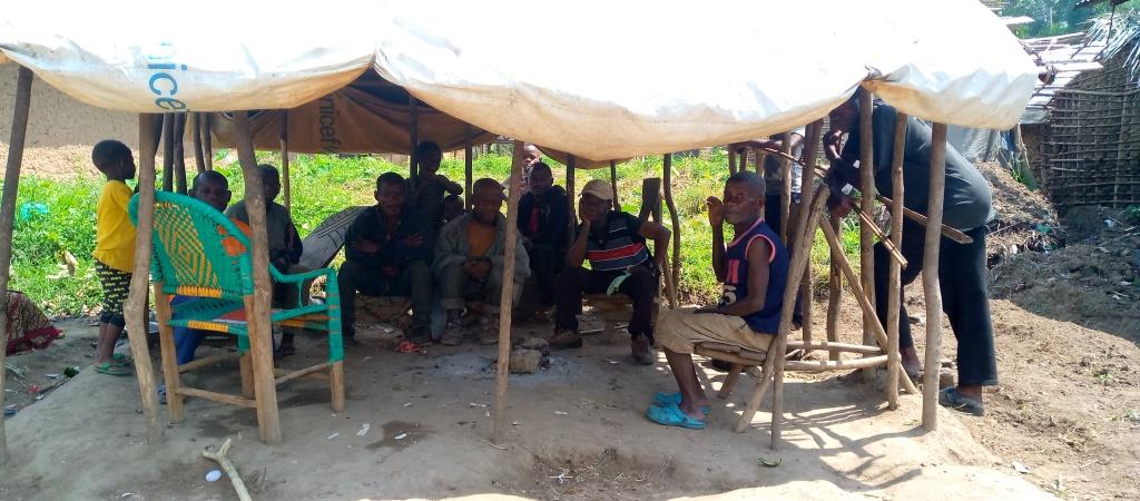 Des pygmées en pleine discussion à Mambasa, en RDC