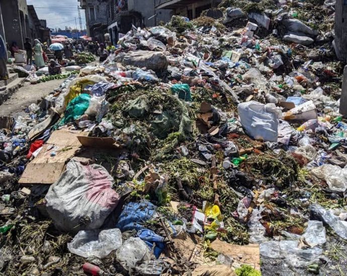 Une poubelle près du marché Alanine © Victoire Mbuto