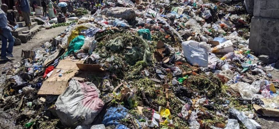 Une poubelle près du marché Alanine © Victoire Mbuto
