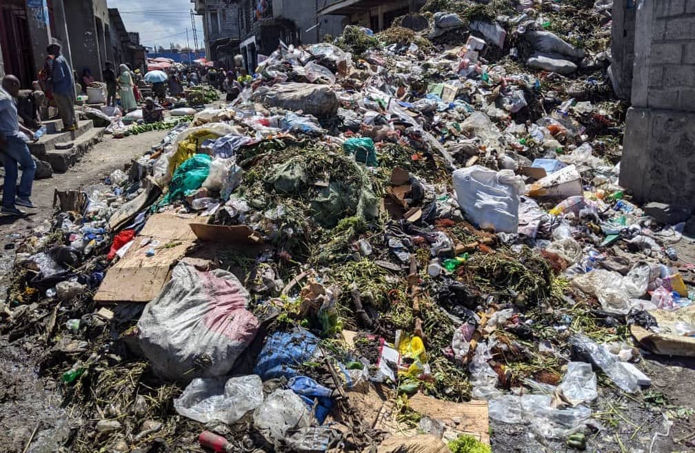 Une poubelle près du marché Alanine © Victoire Mbuto