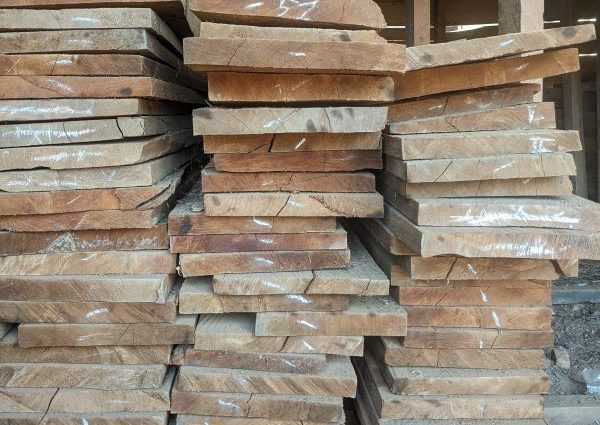 Le bois arrive par l'intermédiaire d'agents qui obtiennent des permis auprès des autorités congolaises et ougandaises