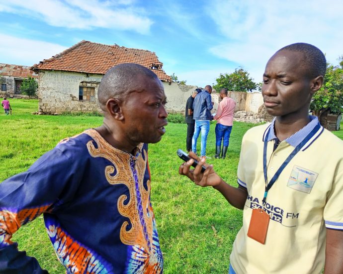 Victoire Mbuto en pleine interview à Vitshumbi, au Nord-Kivu