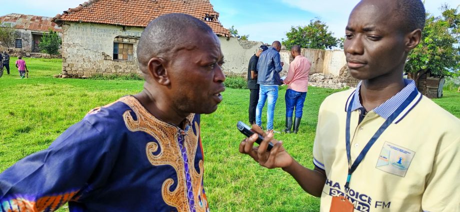 Victoire Mbuto en pleine interview à Vitshumbi, au Nord-Kivu